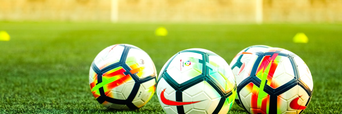 哈哈体育趣味预测活动场景 - 用户正在手机上进行欢乐竞猜互动