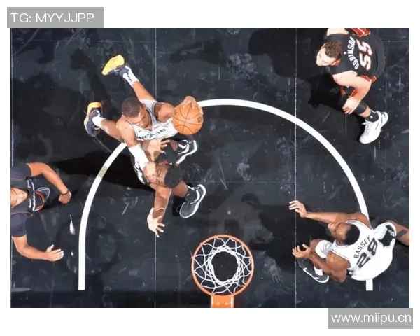 赛前比塔泽拉歪热火主场篮筐，目前魔术热火比赛仍未开始